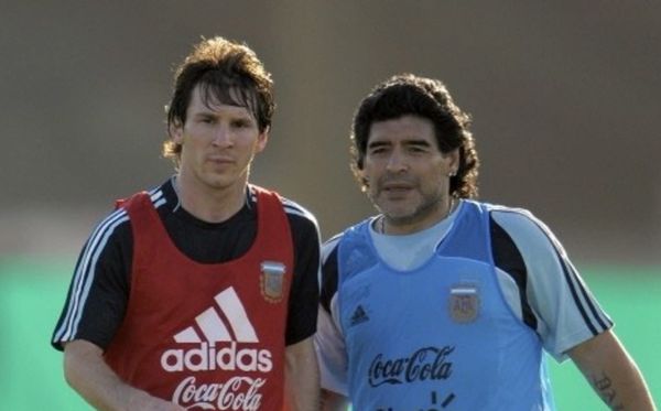Maradona também foi técnico da Seleção da Argentina entre 2008 e 2010. Aqui, aparece ao lado de Lionel Messi, em 2010 por Foto: Juan Mabromata/AFP