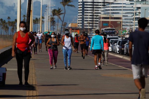 Mesmo com lockdown, a orla de Salvador continua bastante movimentada. por Arisson Marinho/CORREIO