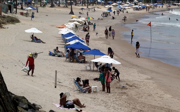Barraqueiros de praia por Arisson Marinho/CORREIO
