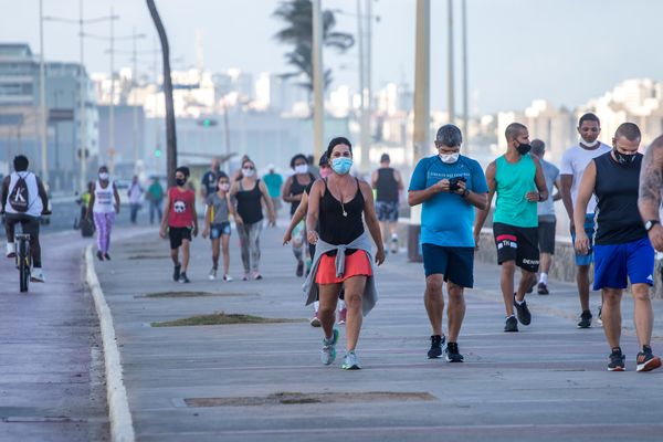 O calçadão do Jardim de Alah fica lotado de pessoas.  por Nara Gentil/CORREIO