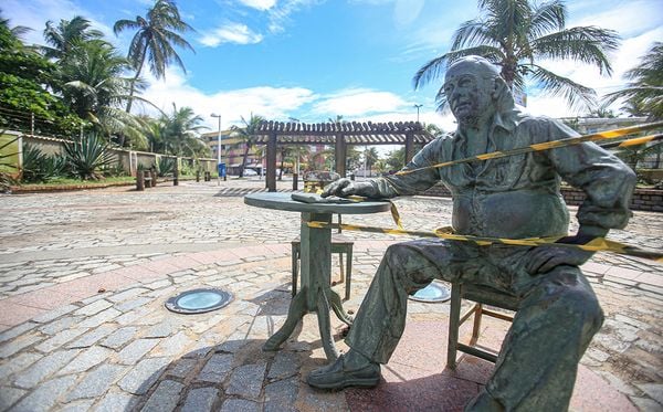  Praça Vinicius de Morais, em Itapuã por Tiago Caldas/CORREIO