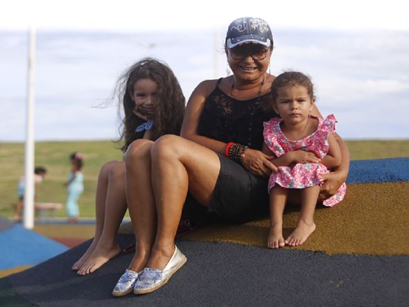 A aposentada Ubiracira Teixeira saiu  de Stella Maris com as netas Maria e Maitê só para conhecer o parque por Foto: Marina Silva/ CORREIO