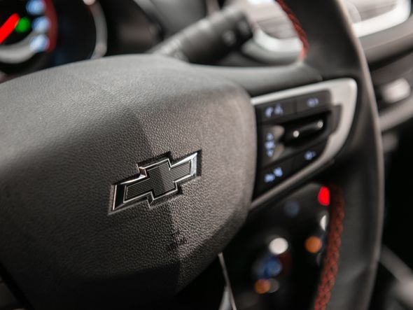 A logo da Chevrolet foi escurecida nessa configuração