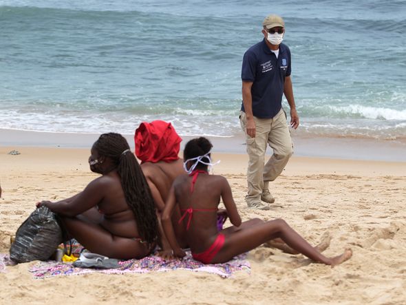 Agentes da prefeitura fiscalizaram a praia. por Arisson Marinho/CORREIO