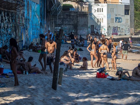 Aglomeração de banhistas na Praia do Buracão, no Rio Vermelho; local está entre os interditados, como Porto da Barra e Paciência  por Nara Gentil/CORREIO