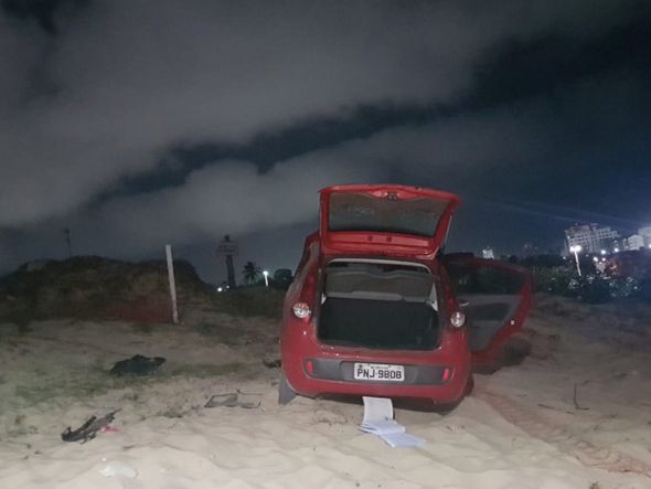 Ao menos quatro pessoas morreram após intenso tiroteio na região da Praia do Futuro na noite desta terça-feira, 29. Próximo aos corpos, um veículo roubado foi encontrado. por Leitor O Povo