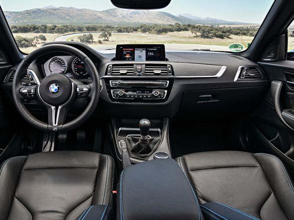 As inserções de metais e fibra de carbono se destacam na cabine desse BMW