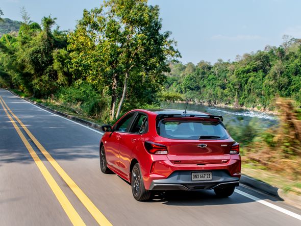 As rodas da versão RS são escurecidas e o hatch ganhou um aerofólio