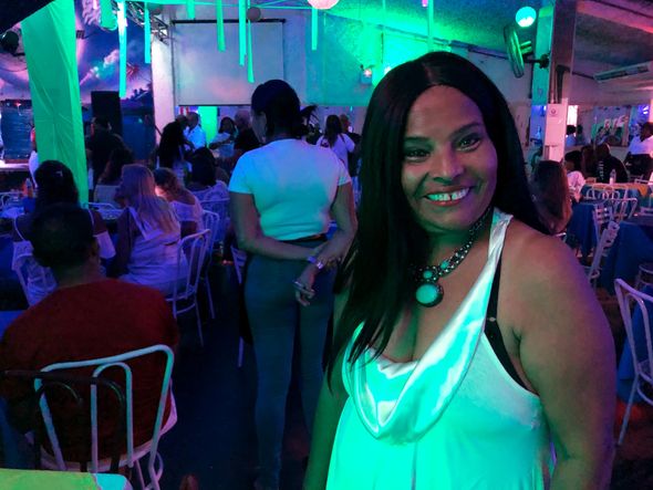 Bancária aposentada, Marinalva Mendes, 61, sai mesmo sozinha e 'paquera vários' por Foto: Laura Fernandes/CORREIO