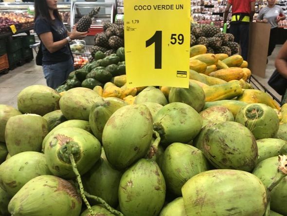 Coco verde está sendo vendido por até R$ 1,60 nos supermercados da capital baiana.  por (Foto: Sindcoco / Fernando Florence)