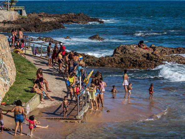 Crianças brincam na Praia de Ondina na sexta-feira (18) por Nara Gentil/CORREIO