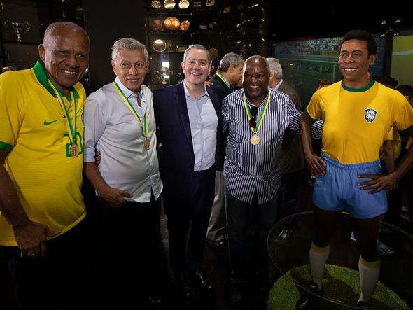 Dario, Clodoaldo, Rogério Caboclo e Edu ao lado da estátua de Pelé por Lucas Figueiredo/CBF