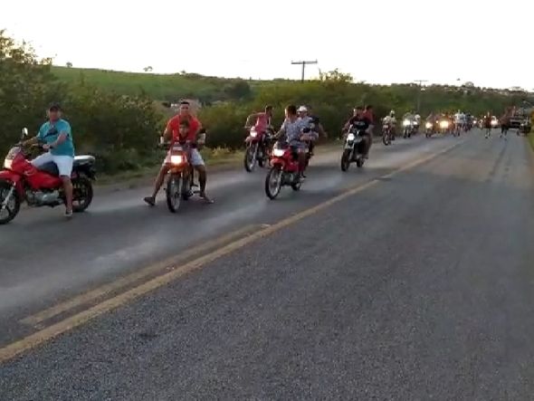 Dezenas de motociclistas acompanham o início do desafio por Foto: Site de Agmar Rios
