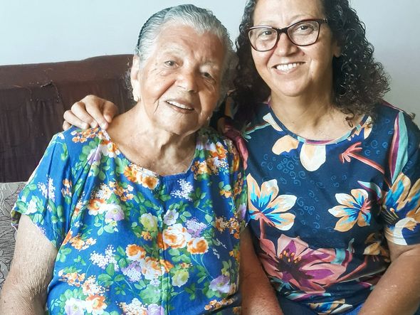 Dona Lila, 91,  e a filha Lene, 66, estão enfrentando a pandemia juntas e viraram as melhores amigas por acervo pessoal