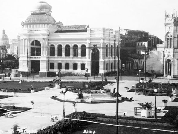 Edifício do Senado, já partido ao meio, em 1930 por Autor desconhecido