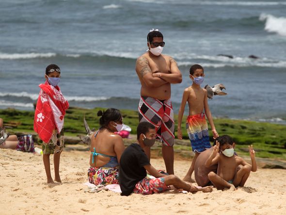 Entre as regras está a obrigatoriedade do uso de máscara na areia da praia. por Arisson Marinho/CORREIO
