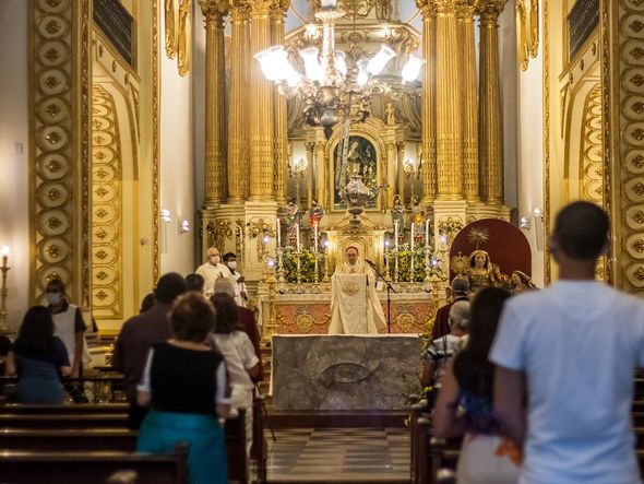 Este é primeiro domingo em que a a igreja volta a ser reaberta, após cinco meses de portas fechadas por conta da pandemia por Foto: Nara Gentil/ CORREIO