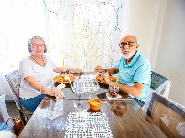 Graça Azevedo almoçava caruru completo no restaurante Dona Mariquita com o marido por Tiago Caldas/CORREIO