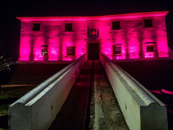 Iluminação do Forte Santa Maria homenageia o Outubro Rosa. por Nara Gentil/CORREIO