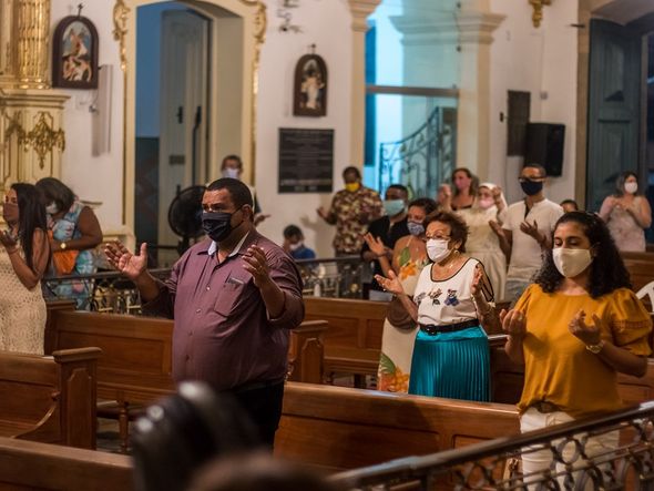 Mesmo com a transmissão pelas redes sociais, devotos fizeram questão de acompanhar a missa presencial em homenagem à Senhora de Sant’Ana por Foto: Nara Gentil/ CORREIO