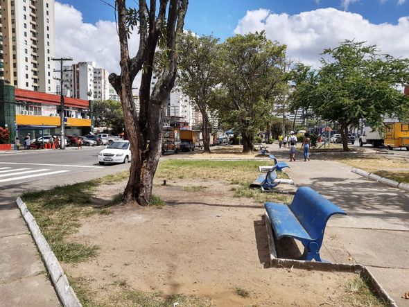 Moradores reclamam de descaracterização da praça e destruição da grama por Foto: Leitor CORREIO
