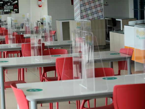 Nas mesas do refeitório e da biblioteca foram aplicados acrílicos para distanciar os alunos.   por Arisson Marinho/CORREIO