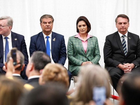 Nestor Forster e senador Nelsinho Trad (PSD-MS), ao lado da primeira-dama Michelle Bolsonaro e do presidente, Jair Bolsonaro por Alan Santos/Presidência da República