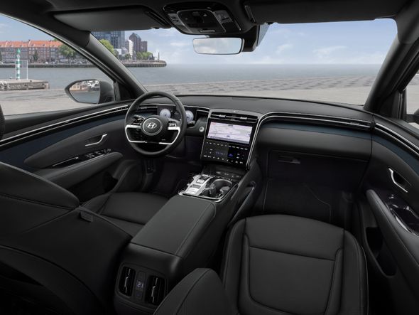 No interior, as telas digitais e o volante se destacam por Fotos: Hyundai