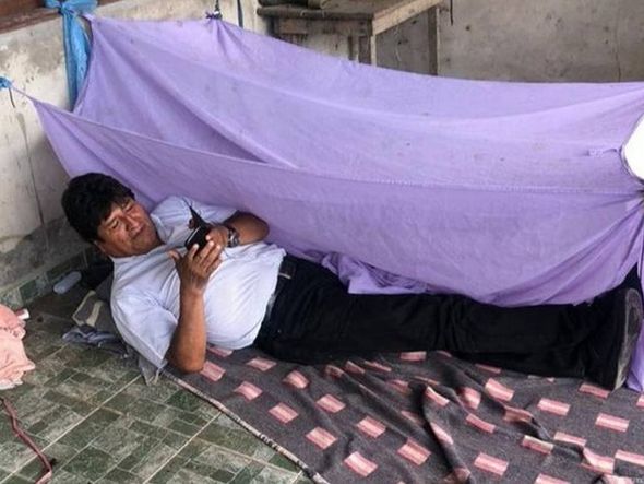 O ex-presidente da Bolívia, Evo Morales, em sua cama improvisada no chão, em sua primeira noite depois de deixar a Presidência por  Reprodução