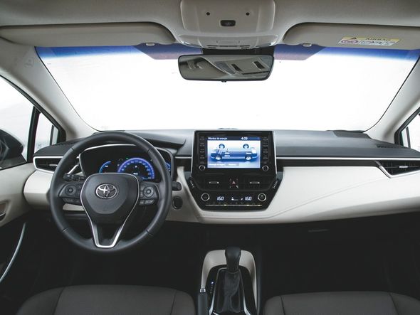 O interior do Corolla pode ser bicolor e todas as versões do sedã contam com sete airbags