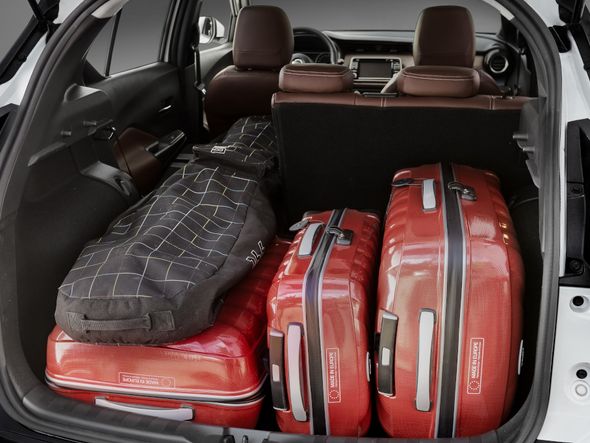 O porta-malas do SUV compacto leva até 432 litros por Foto: Nissan