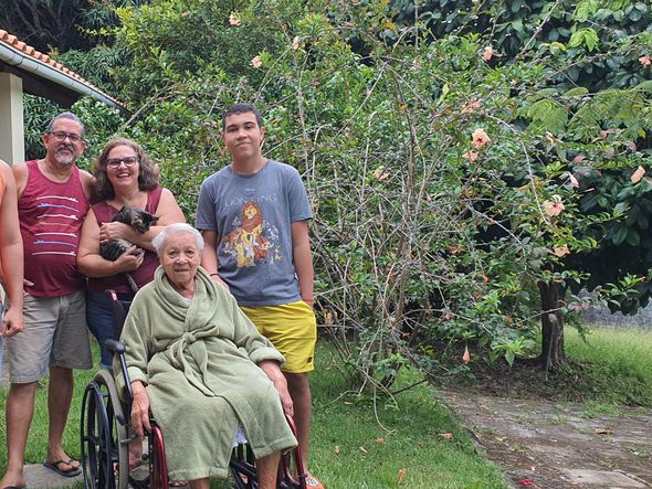 O professor Pedro Magalhães aprendeu a cuidar da avó de 87 anos para dividir as tarefas com a mãe dele por acervo pessoal