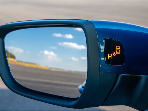 O sensor de ponto cego alerta se houver algo fora do campo de visão do motorista por Foto: General Motors