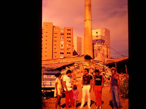Pretto, de calça vermelha, no terreno da ex-fábrica por (Fotos: Movimento da Fábrica/Acervo Nelson Pretto)