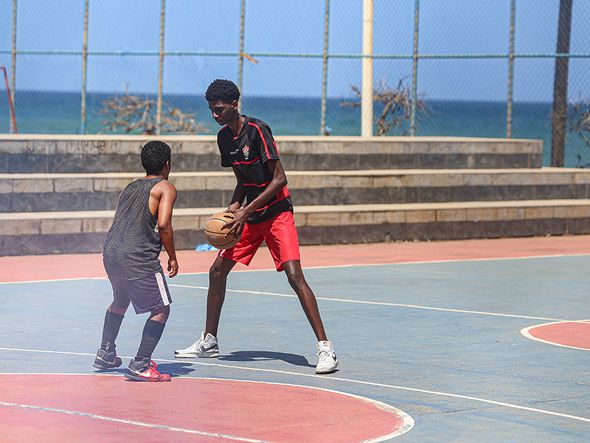 Sem máscara, homens jogam basquete no Jardim dos Namorados. por Tiago Caldas/CORREIO