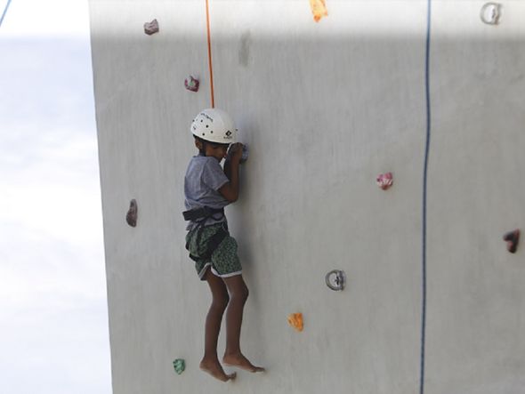Tem espaço também para a criançada que prefere as brincadeiras mais radicais como a parede de escalada por Foto: Marina Silva/ CORREIO