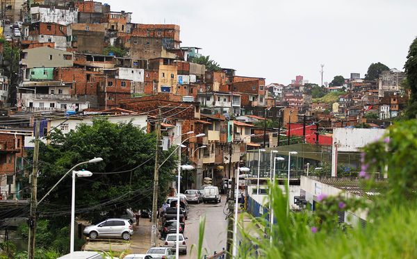 A Bahia tem o 3º maior número de casas em favelas do Brasil, segundo pesquisa divulgada hoje pelo IBGE. Casas na Baixa do Tubo. por Arisson Marinho/CORREIO