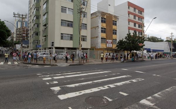 A fila na agência da Avenida Manoel Dias da Silva dobrava a esquina. por Arisson Marinho/CORREIO