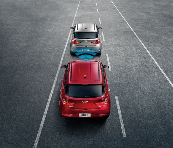 A nova geração do Hyundai HB20 conta com um radar que pode até parar completamente o carro para evitar uma colisão frontal por Hyundai / Divulgação
