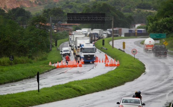 A Polícia Rodoviária Federal (PRF) realizou um desvio para tentar fazer o trânsito fluir.