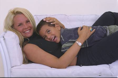 Alexandre, ainda pequeno, com a mãe, Christina Mortágua  por Gustavo Azeredo/Divulgação