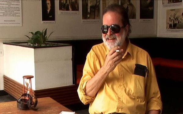 André Setaro e seu inseparável cigarro. por Divulgação