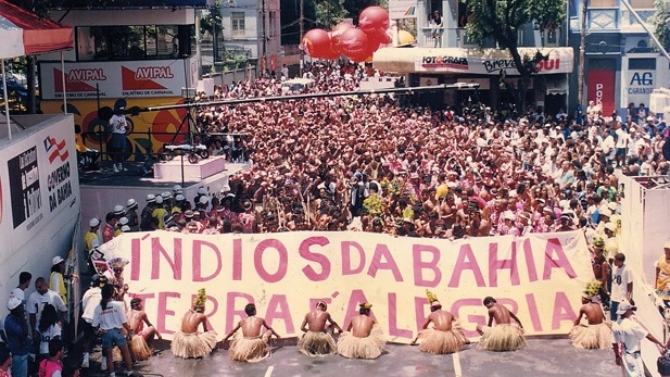 Apaxes entrando na Avenida em 1998 por Foto: Divulgação