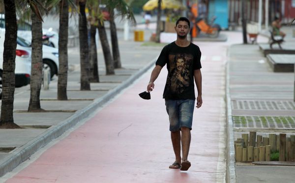 Apesar do decreto que obriga o uso de máscara nas ruas da cidade, homem passeia pela orla de Itapuã sem a proteção adequada. O bairro registrava 21 casos de pessoas infectadas por coronavírus na até a última quinta-feira (31). por Arisson Marinho/CORREIO