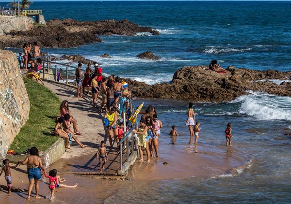 Crianças brincam na Praia de Ondina na sexta-feira (18) por Nara Gentil/CORREIO