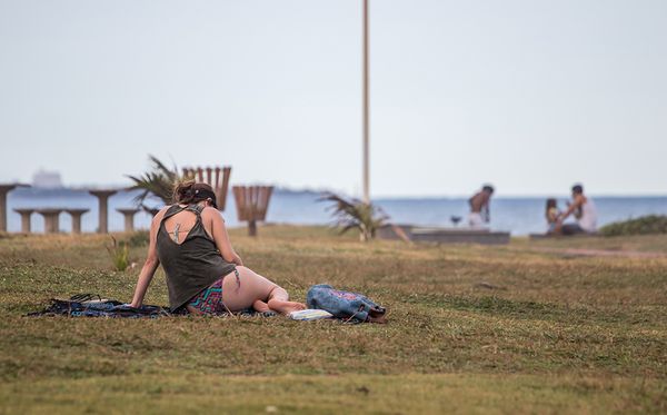 Descanso no gramado do Jardim de Alah. por Nara Gentil/CORREIO