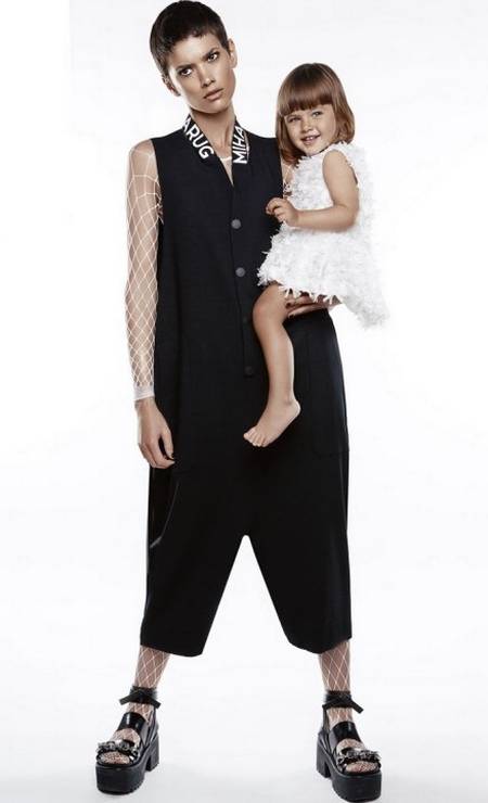 Eloisa com a filha, Azzura Birleanu, em foto publicada na "Elle" romênia por Reprodução