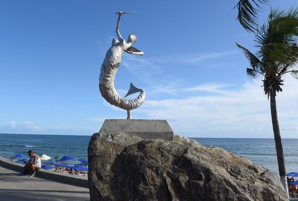 Escultura em aço carbono, de Mário Cravo Jr, na orla de Itapuã por Betto Jr