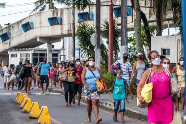 Fila de passageiros por Foto: Nara Gentil/CORREIO