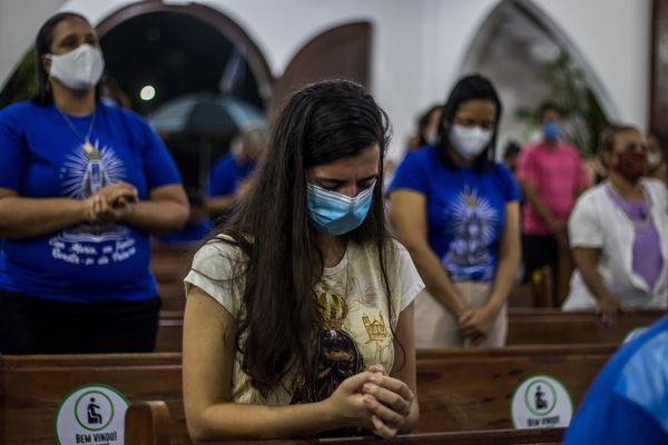 Fiéis se emocionaram por poder comparecer à missa para Nossa Senhora Aparecida por Foto: Nara Genril/CORREIO